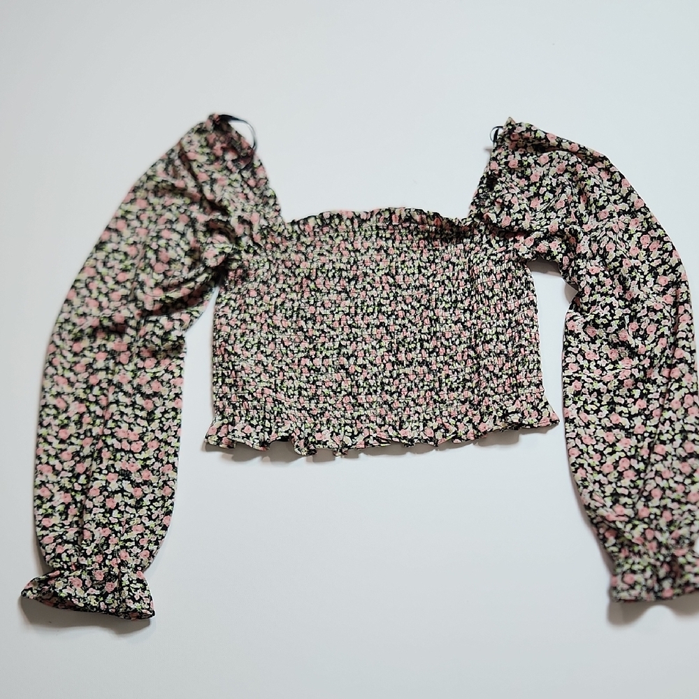 Forever 21 smocked floral crop top with puff sleeves and ruffle hem. Lightweight